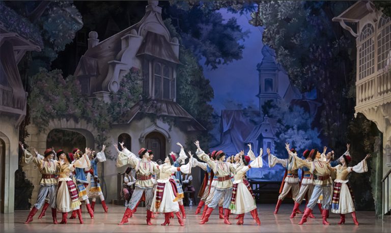 CRITIQUE, danse. NICE, Théâtre de l’Opéra, le 15 octobre 2024. Coppélia : Delibes / chorégraphie : Éric Vu an. Ballet Nice Méditerranée, Orchestre Philharmonique de Nice, Léonard Ganvert (direction)