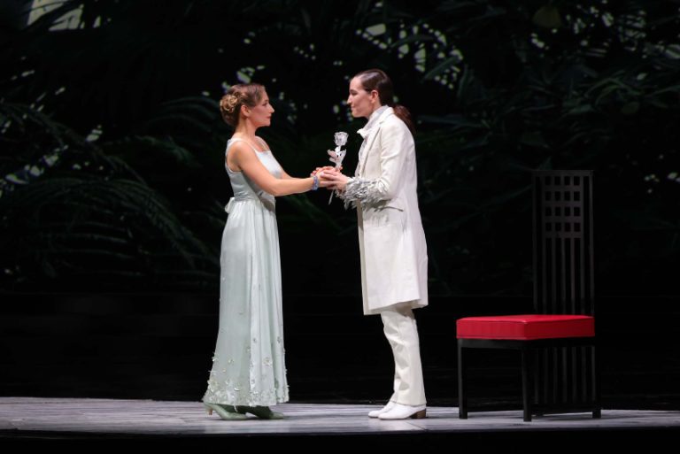 CRITIQUE, opéra. MILAN, Teatro alla Scala, le 19 octobre 2024. STRAUSS : Le Chevalier à la rose. K. Stoyanova, G. Groissböck, S. Devieilhe, K. Lindsey… Harry Kupfer / Kirill Petrenko.