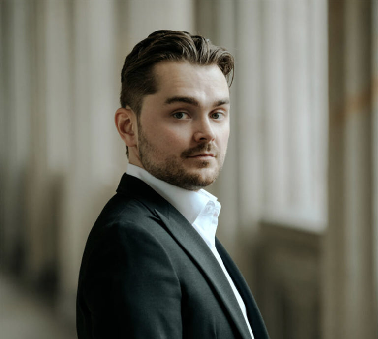 LES SIECLES. PARIS, TCE, le 16 oct 2024. Schubert (Symphonie n°8), Beethoven (Symphonie n°5), « Ce moment, l’instant » de Christian-Frédéric Bloquert (création mondiale), Jakob Lehmann, direction.