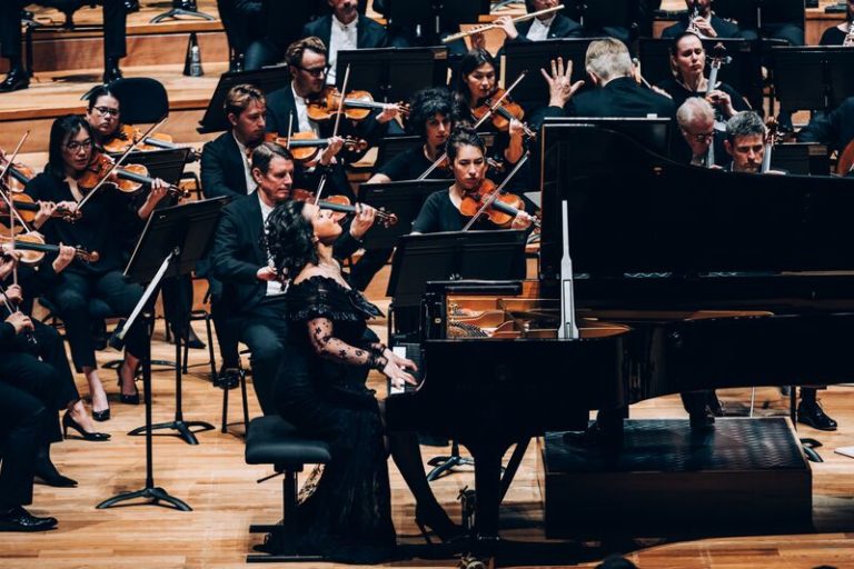 CRITIQUE, concert. PARIS, Philharmonie, le 30 octobre 2024. AKIMENKO / RACHMANINOV / NOURBAKHSH / SCRIABINE. Khatia Buniatishvili (piano), Orchestre de Paris, Kirill Karabits (direction)