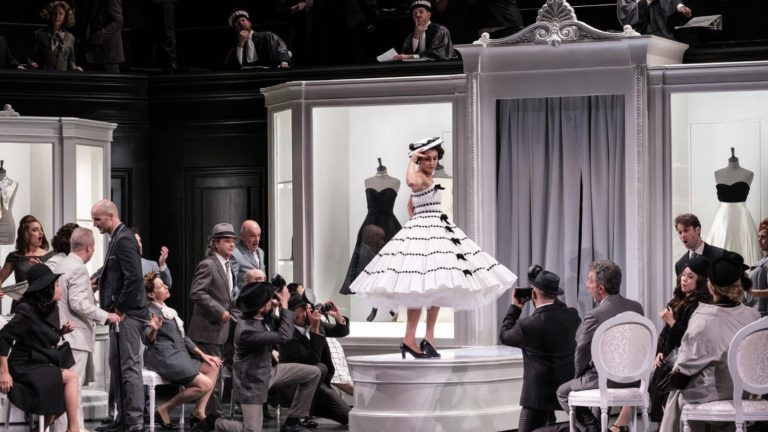 CRITIQUE, opéra. TURIN, Teatro Regio (du 18 au 28 octobre 2024). Massenet : Manon. E. Bakanova, A. Ayan, B. Bürger, R. Scandiuzzi… Evelino Pido / Arnaud Bernard
