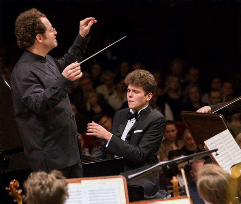 LA SEINE MUSICALE, Sam 23 nov 2024. SZYMON NEHRING, piano. BRAHMS : Concerto pour piano n°1. / Symphonie n°4. Orchestre Pasdeloup, Marzena Diakun (direction)