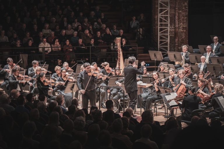 CRITIQUE, concert. TOULOUSE, Halle aux grains, le 23 novembre 2024. TCHAÏKOVSKY / BERG / SCHOENBERG. Orchestre National du Capitole de Toulouse, Kristi Gjezi (violon), Tarmo Peltokoski (direction)