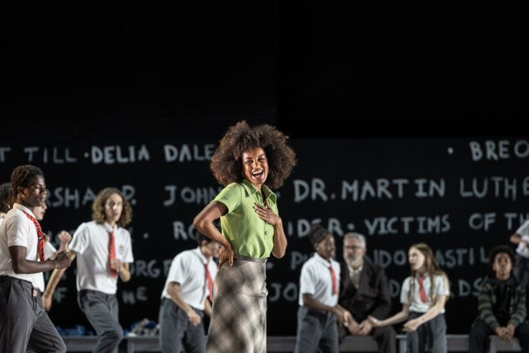CRITIQUE, opéra. BRUXELLES, Théâtre Royal de la Monnaie (du 24 octobre au 2 novembre 2024). Chris DEFOORT : The Time of our Singing. C. McFadden, Mark S. Doss, S. Bailey, L. Segkapane… Ted Huffman / Kwamé Ryan.
