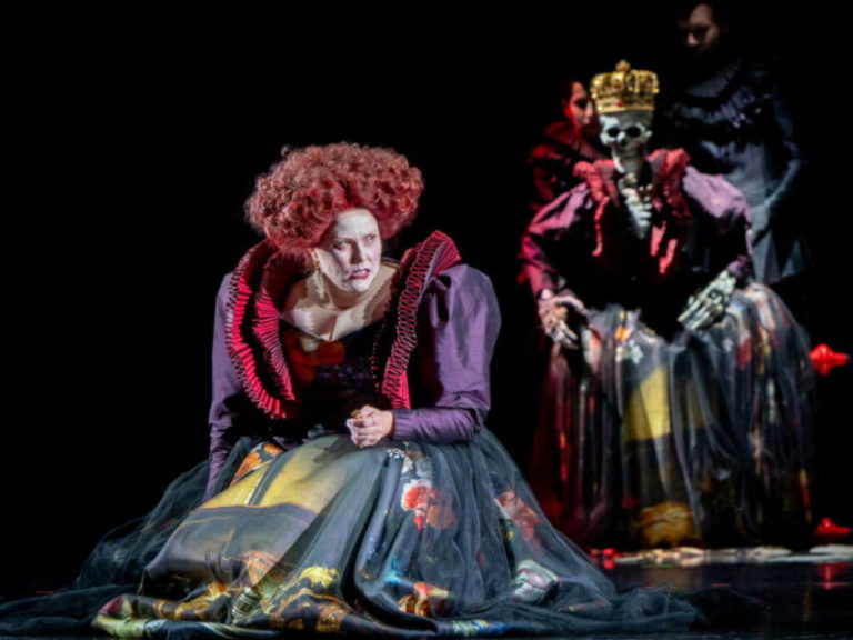 CRITIQUE, opéra. BERGAME, Teatro Donizetti (les 14, 23 et 28 novembre 2024). DONIZETTI : Roberto Devereux. J. Osborn, J. Pratt, R. Luppinacci, S. Piazzola… Riccardo Frizza / Stephen Langridge