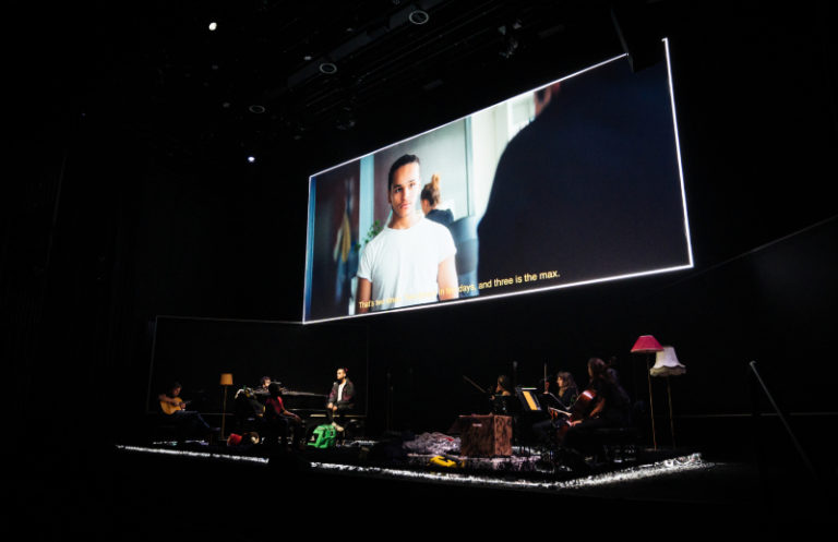 CRITIQUE, théâtre musical. GENEVE, La Cité Bleue, le 27 octobre 2024 : SEASONS. Mariana Flores, Arezki Aït-Hamou, Russell Kadima TK. La Cappella Mediterranea / Fabrice Murgia / Quito Gato.