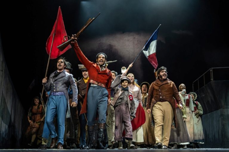CRITIQUE, comédie musicale. PARIS, Théâtre du Châtelet (du 20 novembre 2024 au 2 janvier 2025). BOUBLIL / SCHÖNBERG : Les Misérables. B. Rameau, S. Duchange, C. Pérot, D. Alexis… Orchestre du Théâtre du Châtelet / Ladislas Chollat / Charlotte Gauthier .