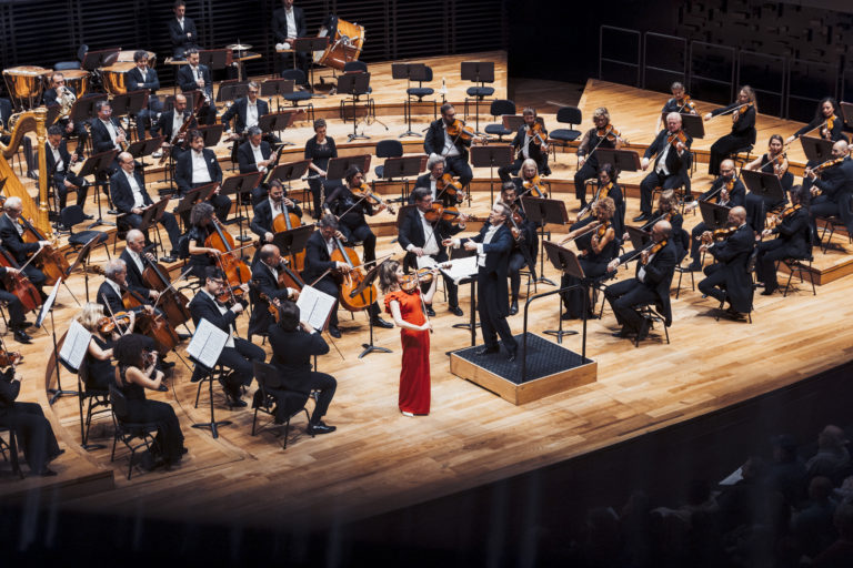 CRITIQUE, concert. PARIS, Philharmonie, le 2 décembre 2024. DEBUSSY / PROKOFIEV / BRAHMS. Lisa Batiashvili (violon) / Orchestra dell’Academia Nazionale di Santa Cecilia di Roma / Daniel Harding (direction)