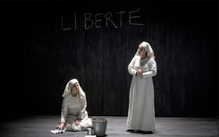 CRITIQUE, opéra. PARIS, Théâtre des Champs-Elysées, le 6 décembre 2024. POULENC : Dialogues des Carmélites. V. Santoni, M. Lamaison, S. Koch, V. Gens, P. Petibon… Olivier Py / Karina Canellakis