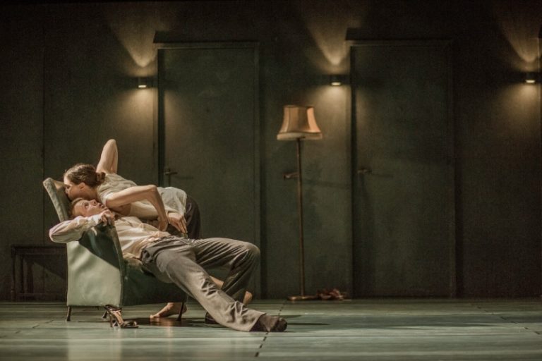 CRITIQUE, danse. MONACO, Festival Monte-Carlo Dance Forum 2024 (Grimaldi Forum), le 11 décembre 2024. Compagnie Peeping Tom : « Diptych » (« The Missing Door » et « The Lost Room »)