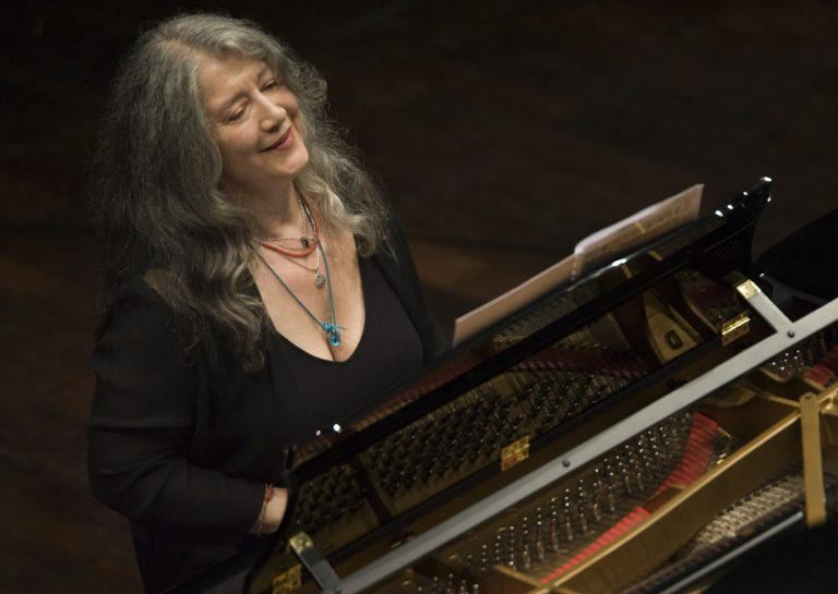 CRITIQUE, concert. TOULOUSE, Halle-aux-grains («Les Grands Interprètes »), le 21 décembre 2024. PROKOFIEV / SCRIABINE / RAVEL/ MENDELSSOHN. Martha Argerich, Akane Sakai et Ido Zeev (piano), Tedi Papavrami (violon), Jing Zhao (violoncelle)