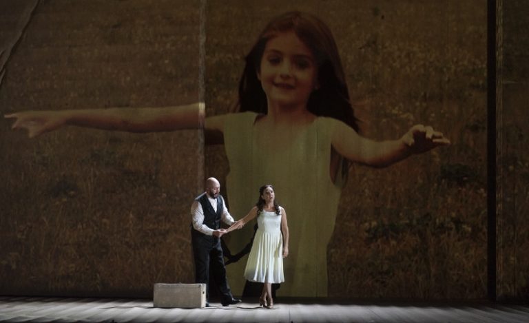 CRITIQUE, opéra. PARIS, Opéra Bastille, le 10 décembre 2024. VERDI : Rigoletto. R. Burdenko, L. Avestisyan, R. Feola, G. Janelidze, A. Extrémo… Claus Guth / Domingo Hindoyan