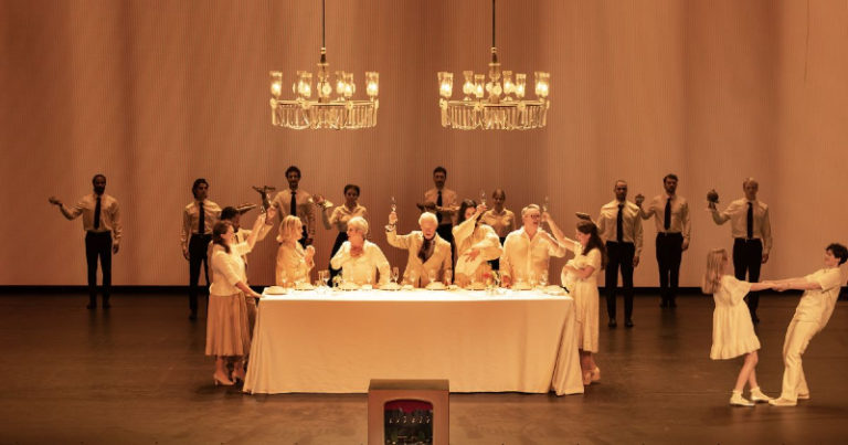 CRITIQUE, opéra. BRUXELLES, Théâtre Royal de la Monnaie, le 8 décembre 2024. M. KARLSSON : Fanny and Alexander. S. Bullock, P. Tantsits, T. Hampson, A. S. von Otter, J. Weiner… Ivo Van Hove / Ariane Matiakh