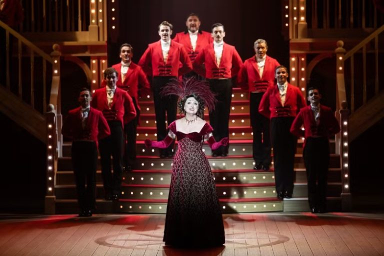 CRITIQUE, comédie musicale. PARIS, Théâtre du Lido, le 5 décembre 2024. HERMAN : Hello, Dolly ! C. O’Connor, P. Polycarpou, M. Young, C. Au…  Orchestre du Théâtre du Lido, Benjamin Pras (direction)