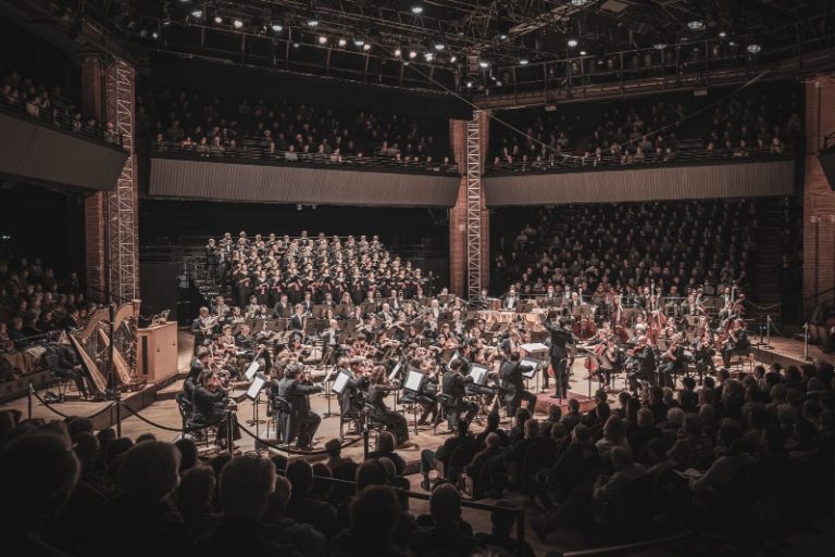 CRITIQUE, concert. TOULOUSE, Halle-aux-grains, le 11 janvier 2025. R. VAUGHAN WILLIAMS : Première Symphonie / A Sea Symphony. Chœur Orfeon Donostiarra / Orchestre du Capitole / Tarmo Peltokoski (direction)