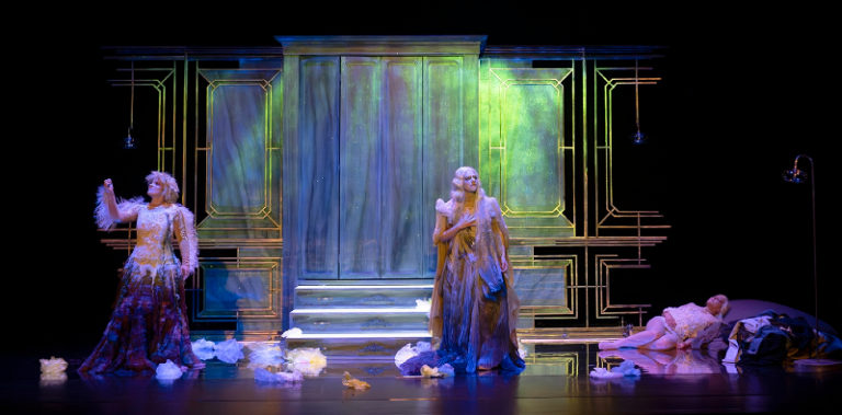 CRITIQUE, opéra. MARTIGUES, Théâtre des Salins, les 10 et 11 janvier 2025. R. CAMPO : La Petite Sirène (2024). C. Barbier-Serrano, M. Vergez-Pascal, E. Roux-Chamoux, S. Monti. Bérénice Collet / Raoul Lay.
