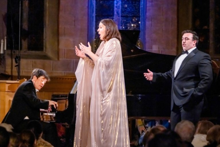 CRITIQUE, récital lyrique. GSTAAD NEW YEAR MUSIC FESTIVAL, Eglise de Rougemont, le 3 janvier 2024. Lise Davidsen (soprano), Freddie De Tommaso (ténor), James Baillieu (piano)