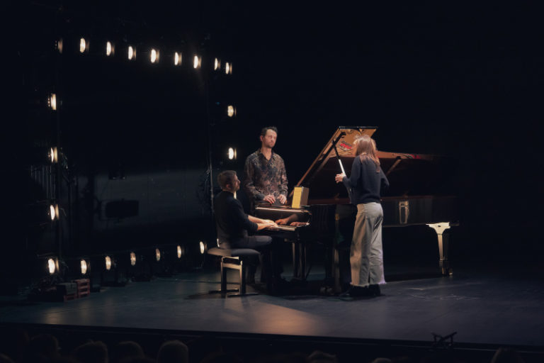 CRITIQUE, théâtre musical. GENEVE, La Cité Bleue, le 25 janvier 2025. SCHUBERT : Winterreise. V. Bunel (mezzo), J.C. Lanièce (baryton), P. Gladieux (Conception), R. Louveau (piano & conception)