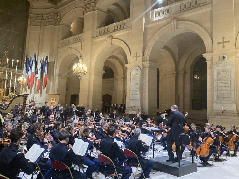 CRITIQUE, concert. PARIS, INVALIDES, jeudi 23 janvier 2025. « Ici Londres » : Beethoven, Bizet, Chausson, Ravel… Orchestre symphonique de la Garde républicaine, Svetlin Roussev, violon / Bastien Stil, direction