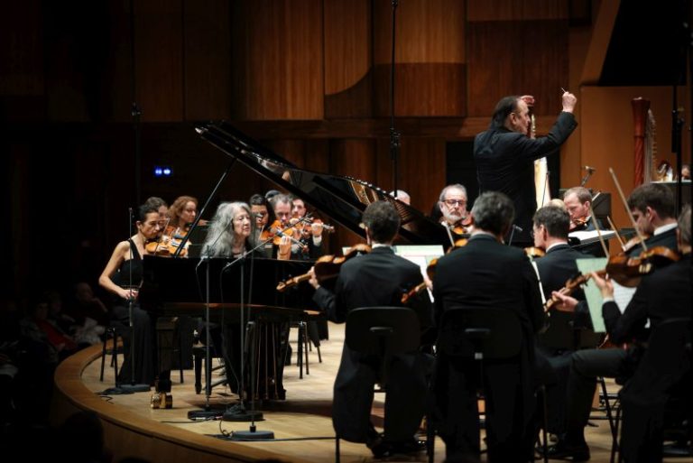CRITIQUE, concert. MONACO, Auditorium Rainier III, le 9 février 2025. RAVEL / DEBUSSY. Orchestre Philharmonique de Monte-Carlo, Martha Argerich (piano), Charles Dutoit (direction)