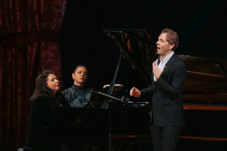 CRITIQUE, récital lyrique. MONACO, Salle Garnier, le 9 février 2025. CHAUSSON, HAHN, DUPARC, PUCCINI, KOSMA… Benjamin Bernheim (ténor) / Carrie-Ann Matheson (piano)