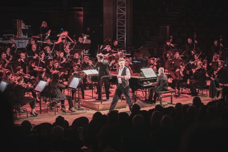 CRITIQUE, concert. TOULOUSE, Halle-aux-grains, le 31 janvier 2025. K. WEILL. Lambert Wilson / Bruno Fontaine (piano) / Alexandra Cravero (direction)