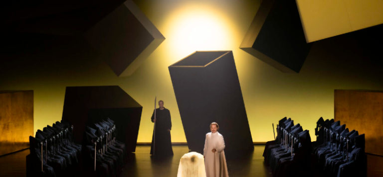 CRITIQUE, opéra. BRUXELLES, Théâtre Royal de la Monnaie (du 4 février au 2 mars 2025). WAGNER : Le Crépuscule des Dieux. I. Brimberg, B. Register, A. Ainger… Pierre Audi / Alain Altinoglu