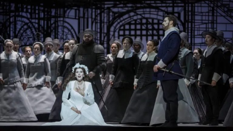 CRITIQUE, opéra. PARIS, Opéra Bastille, le 6 février 2025. BELLINI : I Puritani. L. Oropesa, L. Brownlee, A. Kymach, R. Tagliavini… Laurent Pelly / Corrado Rovaris