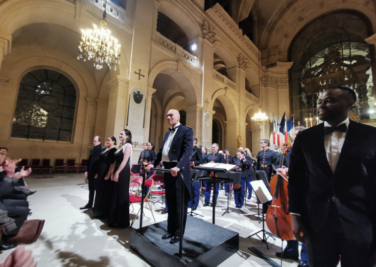 CRITIQUE, concert. PARIS. INVALIDES, Cathédrale Saint-Louis, le 6 février 2025. Elsa BARRAINE : Symphonie n°2. Henri TOMASI : Requiem pour la paix. Choeur universitaire de l’OCUP (Guillaume Connesson, chef de choeur), Orchestre de la Garde Républicaine, Sébastien Billard (direction)