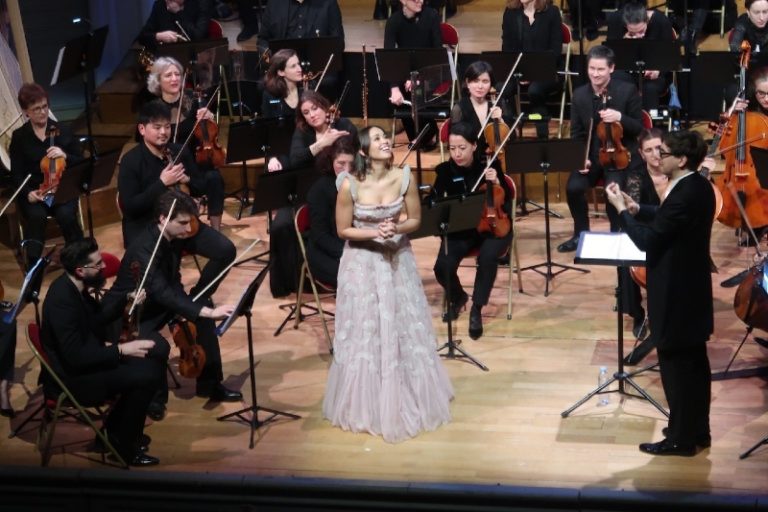 CRITIQUE, concert. PARIS, Salle Gaveau, le 4 février 2025. Récital de Nadine SIERRA. Orchestre Lamoureux, Adrien Perruchon (direction)