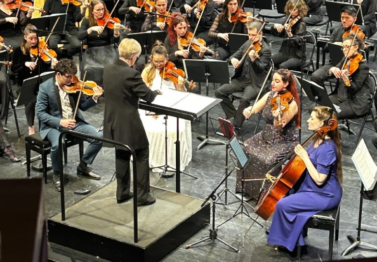 CRITIQUE, concert. BESANCON, Théâtre Ledoux, le 13 février 2025. ADAMS / HAYDN. Quatuor Akos, Orchestre Victor Hugo Franche-Comté, Catherine Larsen-Maguire (direction)