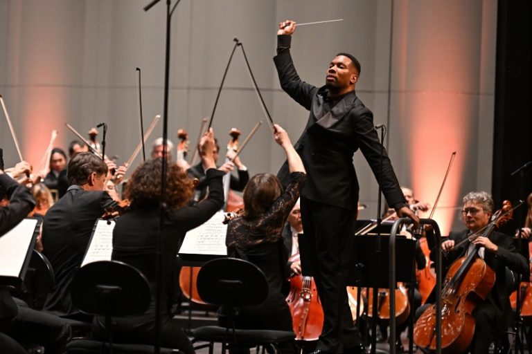 CRITIQUE, concert. MONTPELLIER, Opéra Berlioz, vendredi 31 janvier 2025. « Traversées » : Ravel, Barber, Tchaïkovski. Orchestre national Montpellier Occitanie, Roderick Cox (direction)