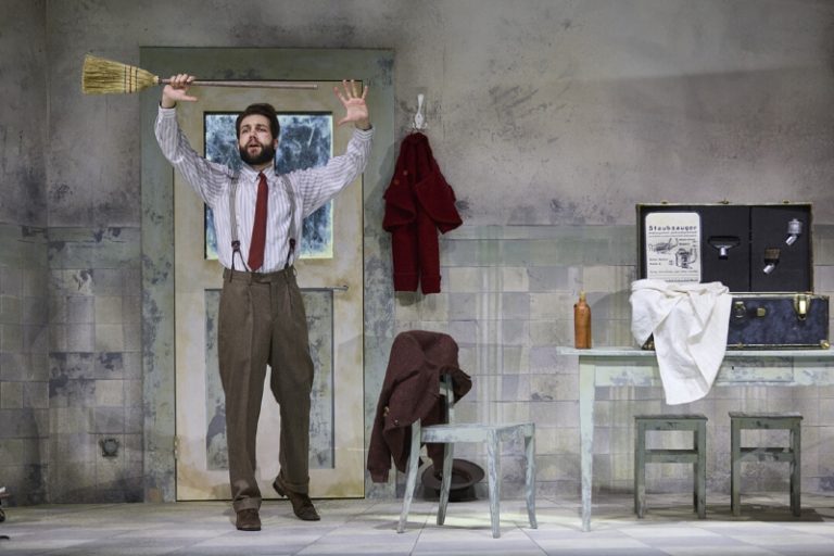 CRITIQUE, opéra. SAINT-GALL, Theater, le 3 mars 2025. HUMPERDINCK : Hänsel und Gretel. J. Panara, K. Hardwick, L. Sokolowski, V. Neri, R. Botta, A. Mahon… Guta Rau / Yi-Chen Lin