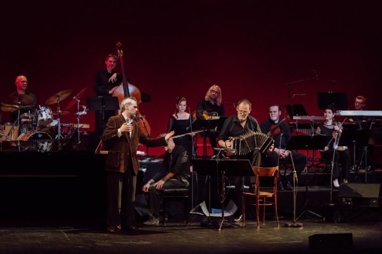 CRITIQUE, opéra. GENEVE, La Cité Bleue, le 8 mars 2025. PIAZZOLLA : Maria de Buenos Aires. Sol Garcia (Maria), Diego Valentin Flores (El Gorrion), Sebastian Rossi (El Duende). Amélie Parias (mise en espace), William Sabatier (Bandonéon et direction artistique)