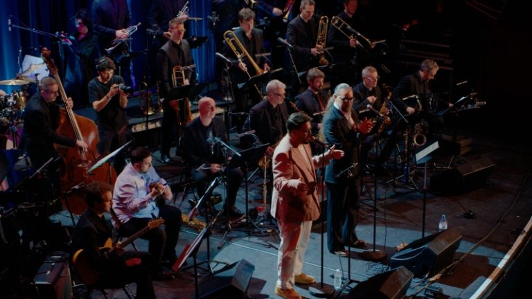 CRITIQUE, concert. PARIS, Le Bataclan, le 5 mars 2025. Concert Misa Criolla – El Latin Jazz Project. Emiliano Gonzalez Toro (ténor), Alain Pérez (voix), Thomas Enhco (piano et arrangements), The Amazing Keystone Big Band (orchestre)