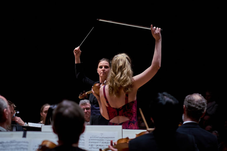 CRITIQUE, concert. STRASBOURG, Salle Erasme, le 6 mars 2025. SIBELIUS / SCHUMANN. Simone Lamsma (violon), Oksana Lyniv (direction)