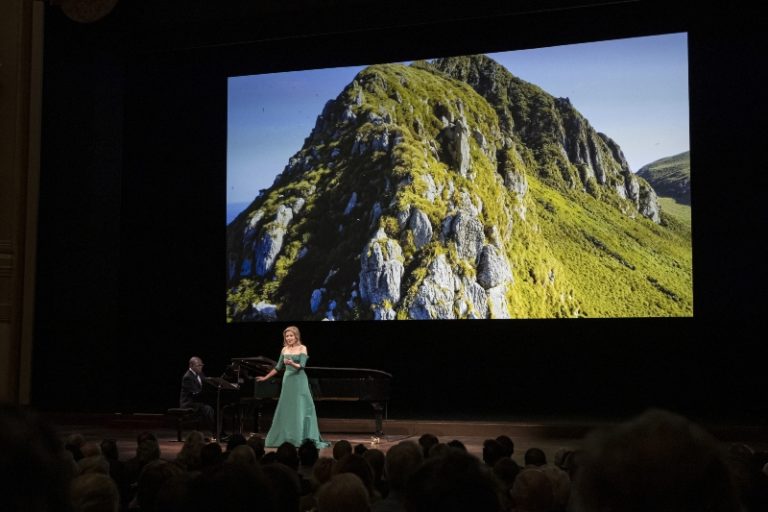 CRITIQUE, concert. PARIS, Opéra Garnier, le 9 mars 2025.  » Voice of Nature  » : THE ANTHROPOCENE. Renée Fleming (soprano), Howard Watkins (piano)