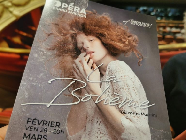CRITIQUE, opéra. OPÉRA GRAND AVIGNON, le 28 février 2025. PUCCINI : La Bohème. Diego Godoy, Gabrielle Philiponet… Frédéric Roels (mise en scène)
