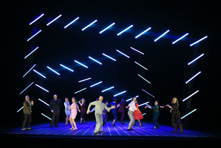 CRITIQUE, comédie musicale. Opéra de Massy, les 8 et 9 mars 2025. Stephen Sondheim : COMPANY. Gaétan Borg, Jasmine Roy, Jeanne Jerosme, Neïma Naouri, … Orchestre National d’Île-de-France. Larry Blank, direction / James Bonas,mise en scène