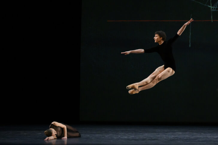 CRITIQUE, danse. MONACO, Grimaldi Forum, le 23 avril 2025. BALANCHINE / RAMANTSKY / GOECKE. Les Ballets de Monte-Carlo, Orchestre Philharmonique de Monte-Carlo, Jesko Sirven (direction)