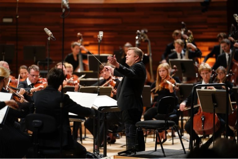 CRITIQUE, concert. PARIS, Philharmonie, le 25 avril 2025. TCHAIKOVSKI : Concerto pour piano n° 1. CHOSTAKOVITCH : Symphonie n° 10. Beatrice Rana (piano), Mikko Franck (direction)
