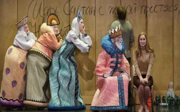 CRITIQUE, opéra. MADRID, Teatro Real, le 8 mai 2025. RIMSKI-KORSAKOV : Le Conte du Tsar Saltane. A. Jerkunica, S. Aksenova, B. Volkov, C. Wilson, N. Minasyan… Dmitri Tcherniakov / Ouri Bronchti