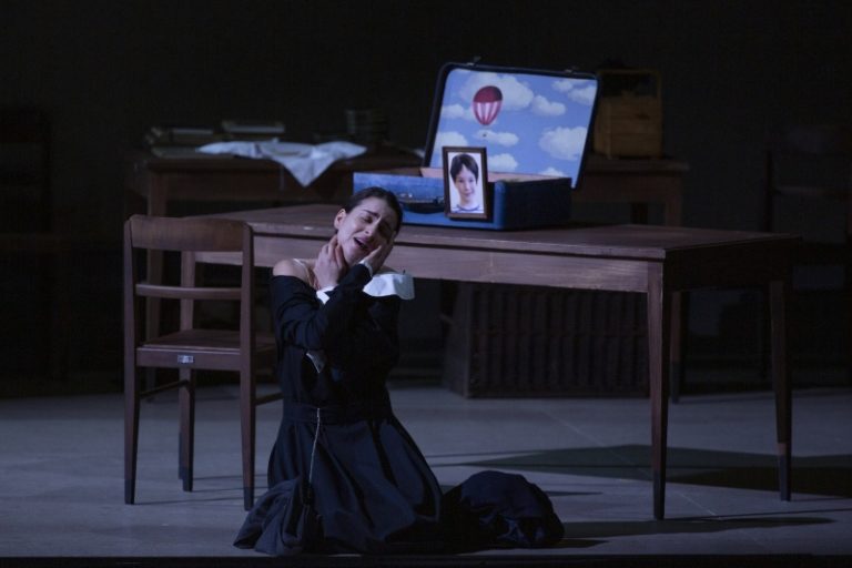 CRITIQUE, opéra. PARIS, Opéra Bastille, le 2 mai 2025. PUCCINI : Il Trittico. A. Grigorian, R. Burdenko, M. Kiria, J. Guerrero, K. Mattila… Christoph Loy / Carlo Rizzi