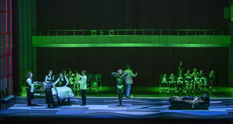 CRITIQUE, opéra. PARIS, Théâtre des Champs-Elysés, 21 MAI 2025. R. STRAUSS : Der Rosenkavalier. V. Gens, N. O’Sullivan, R. Mühlemann, P. Rose, J-S. Bou… Orchestre national de France, Henrik Nanasi / Krzysztof Warlikowski