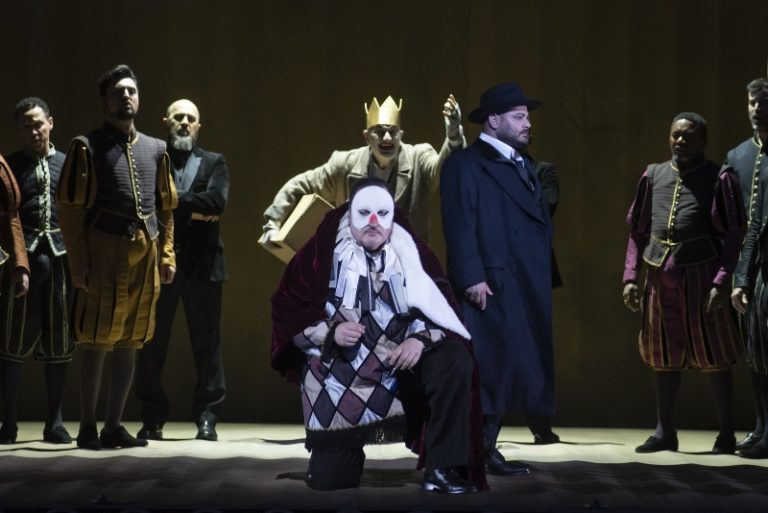 CRITIQUE, opéra. PARIS, Opéra Bastille, le 10 mai 2025. VERDI : Rigoletto. G. Gagnidze, S. Zamecnikova, D. Korchak… Andrea Battistoni / Claus Guth