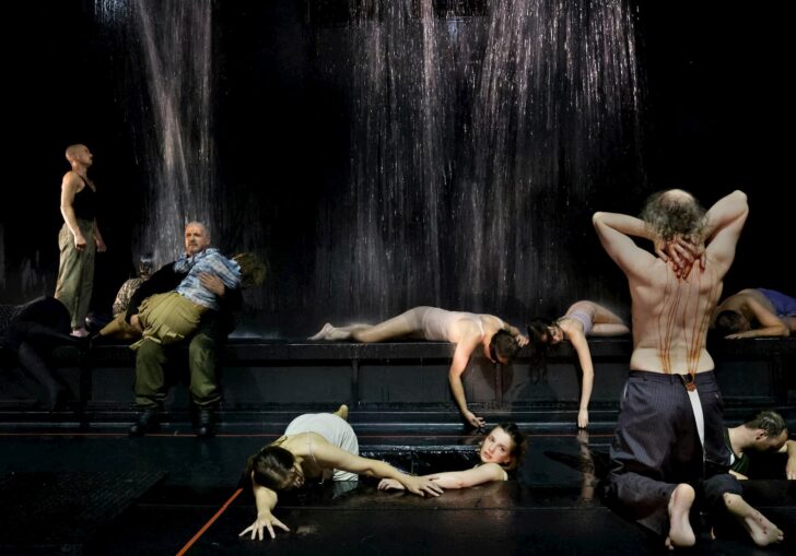 CRITIQUE, opéra. GAND, Opera Ballet Vlaanderen, le 8 mai 2025. NONO : Intolleranza 1960. Stefan Klingele / Benedikt von Peter