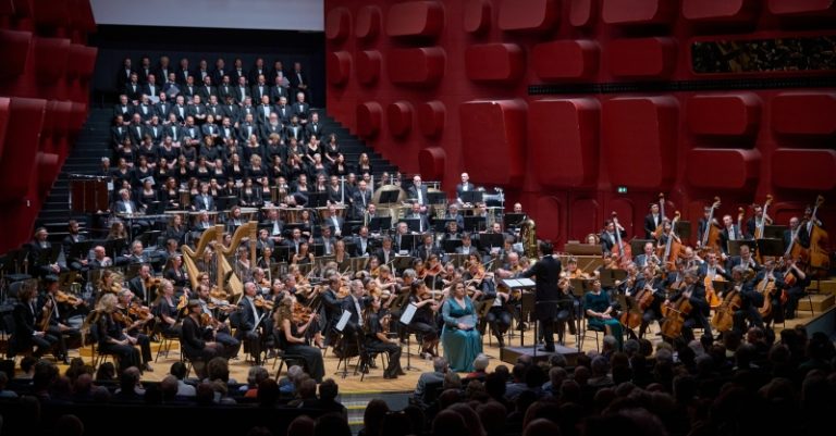 CRITIQUE, concert. STRASBOURG, Palais de la Musique et des Congrès, le 23 mai 2025. MAHLER : 2ème Symphonie (dite « Résurrection »). Valentina Farcas (soprano), Anna Kissjudit (mezzo), OPS, Aziz Shokhakimov (direction)