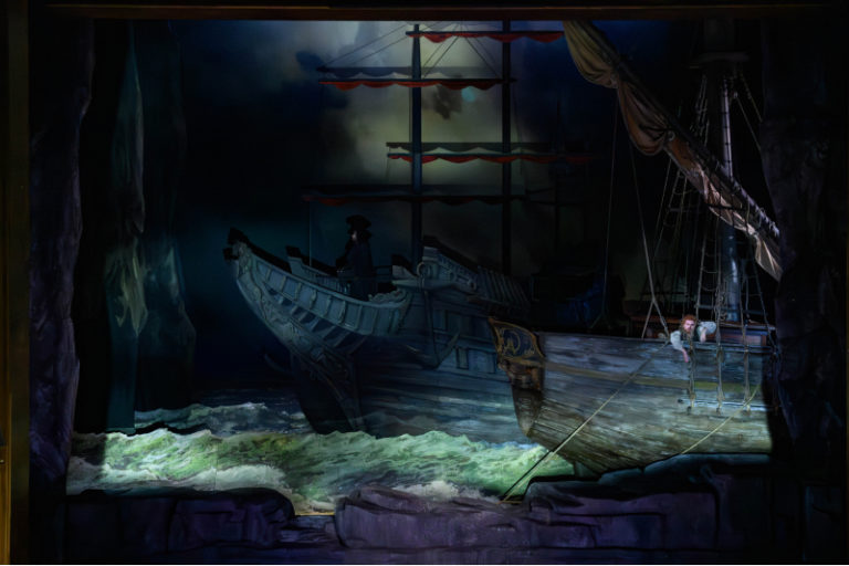 CRITIQUE, opéra. TOULOUSE, Théâtre du Capitole, le 22 mai 2025. WAGNER : Der Fliegende Holländer. A. Isaev, I. Brimberg, A. Hernandez… Michel Fau / F. Beermann