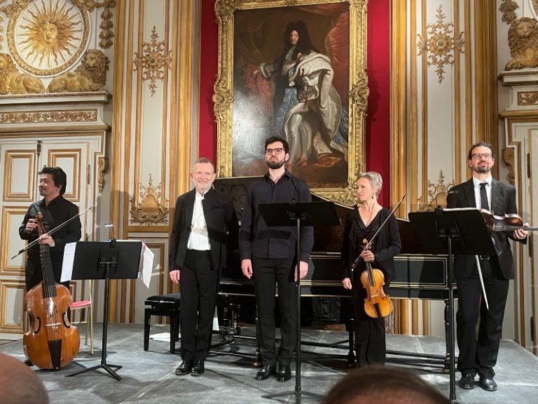 CRITIQUE, concert. LES INVALIDES, Grand Salon, le 28 avril 2025. COUPERIN / MONTECLAIR. Lysandre Châlon (baryton-basse), Les Talens lyriques, Christophe Rousset (clavecin et direction)