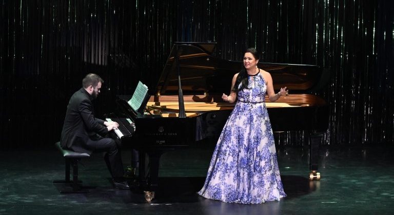 CRITIQUE, récital lyrique. ANDORRE, Parc Central, le 3 mai 2025. Anna NETREBKO (soprano), Serena Malfi (mezzo), Pavel Nebolsin (piano)
